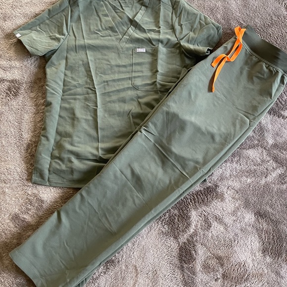 SOLD Figs scrubs - Picture 8 of 10